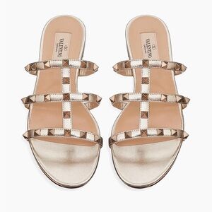 Valentino Garavani Rockstud Flat Metallic Nappa Slide Sandals in “skin”
